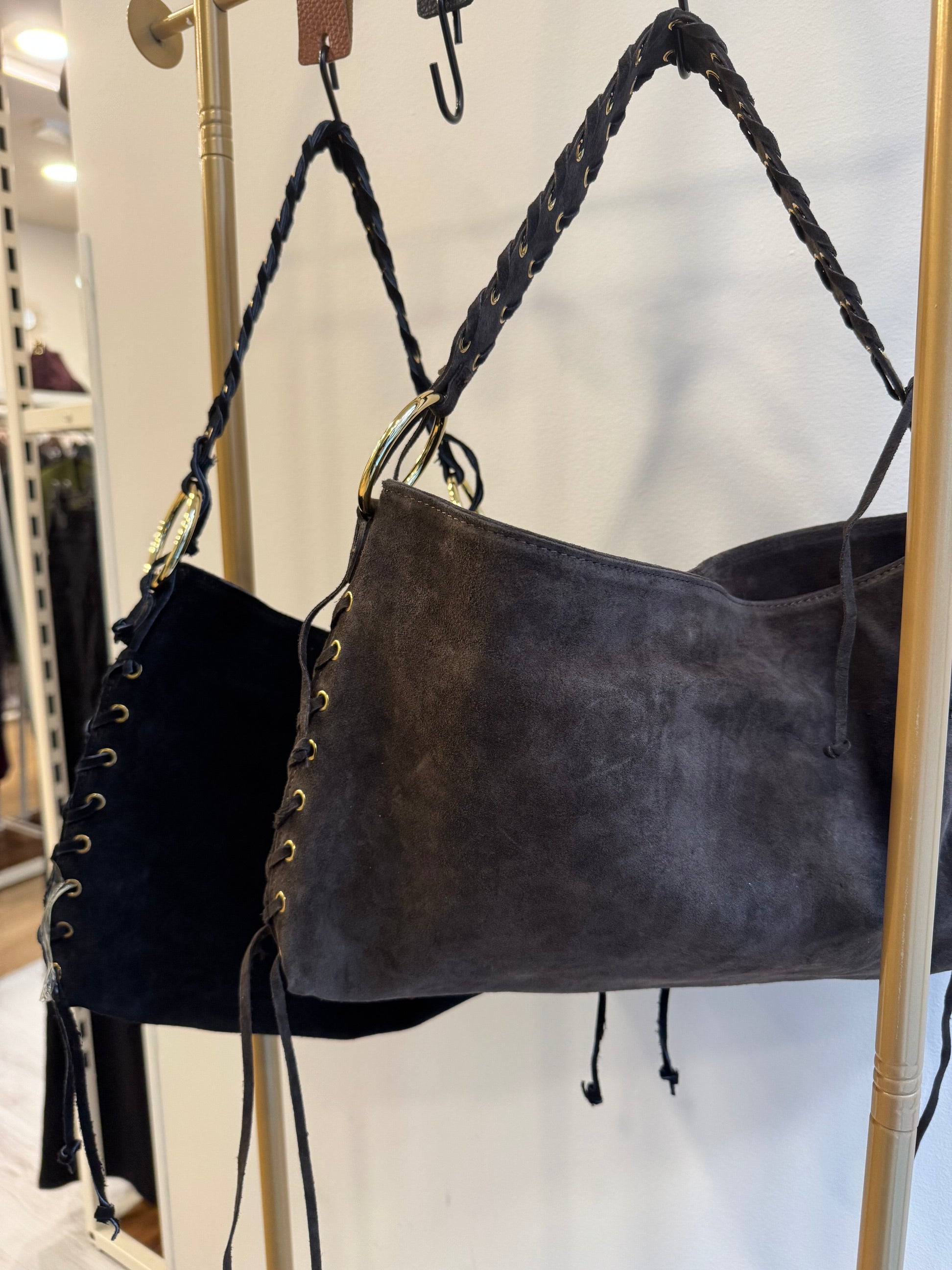 Borsa scamosciata con lacci intrecciati