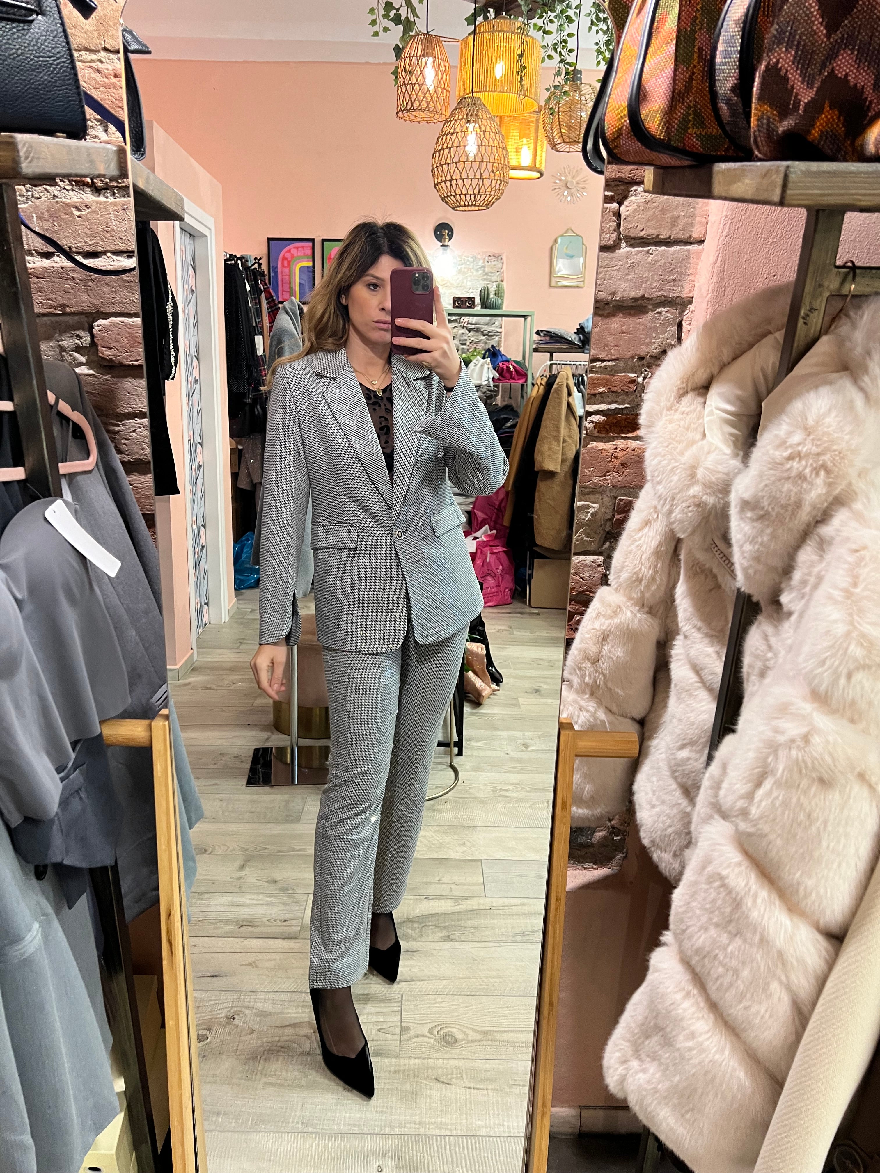 Tailleur grigio con paillettes