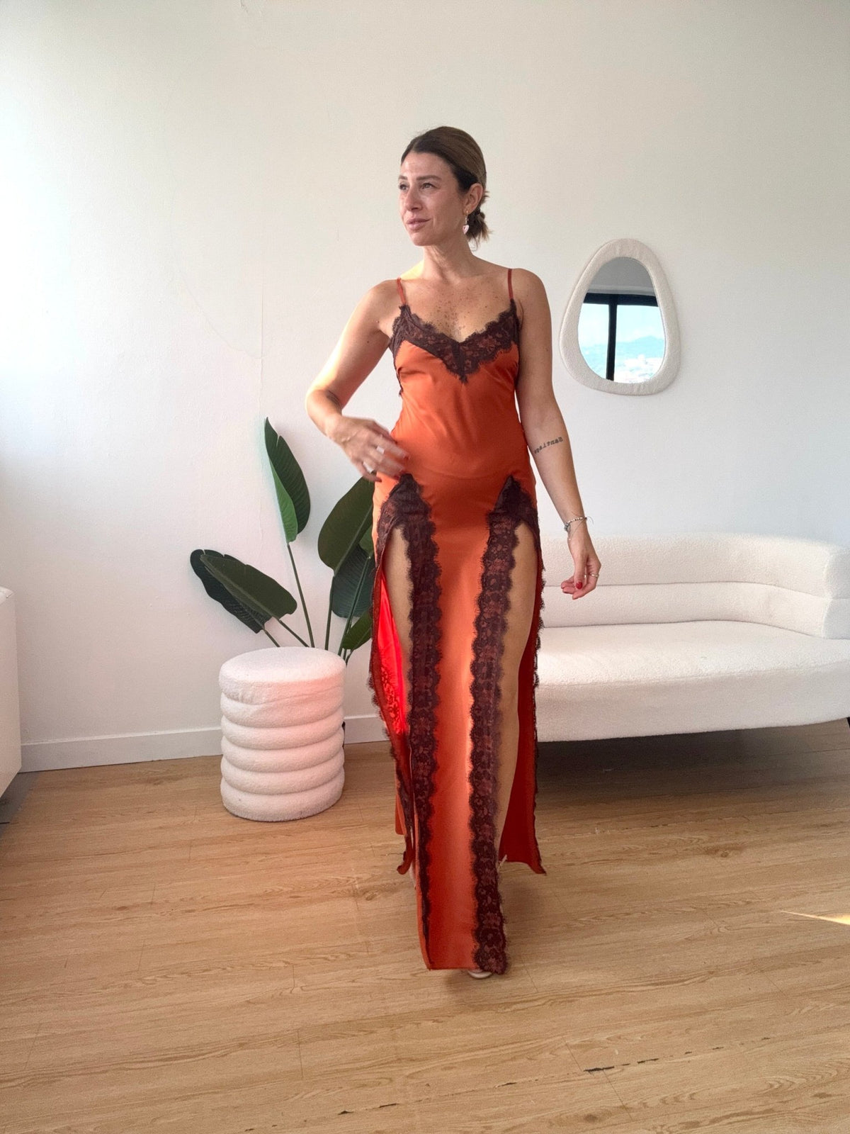 Abito doppio spacco effetto seta lungo con pizzo - G.Glamour
