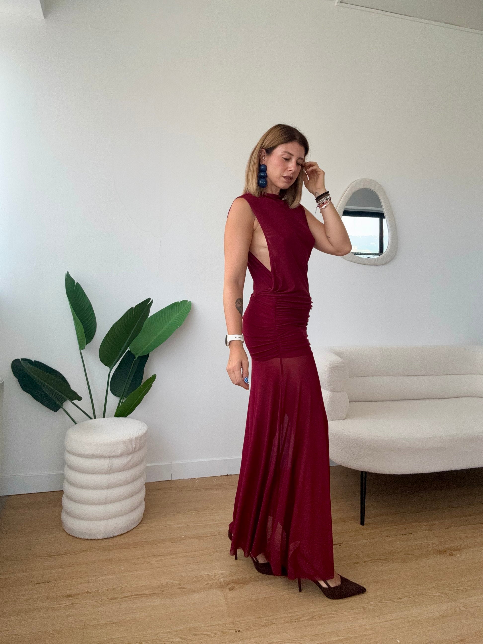 Abito lungo in tulle con scollatura laterale