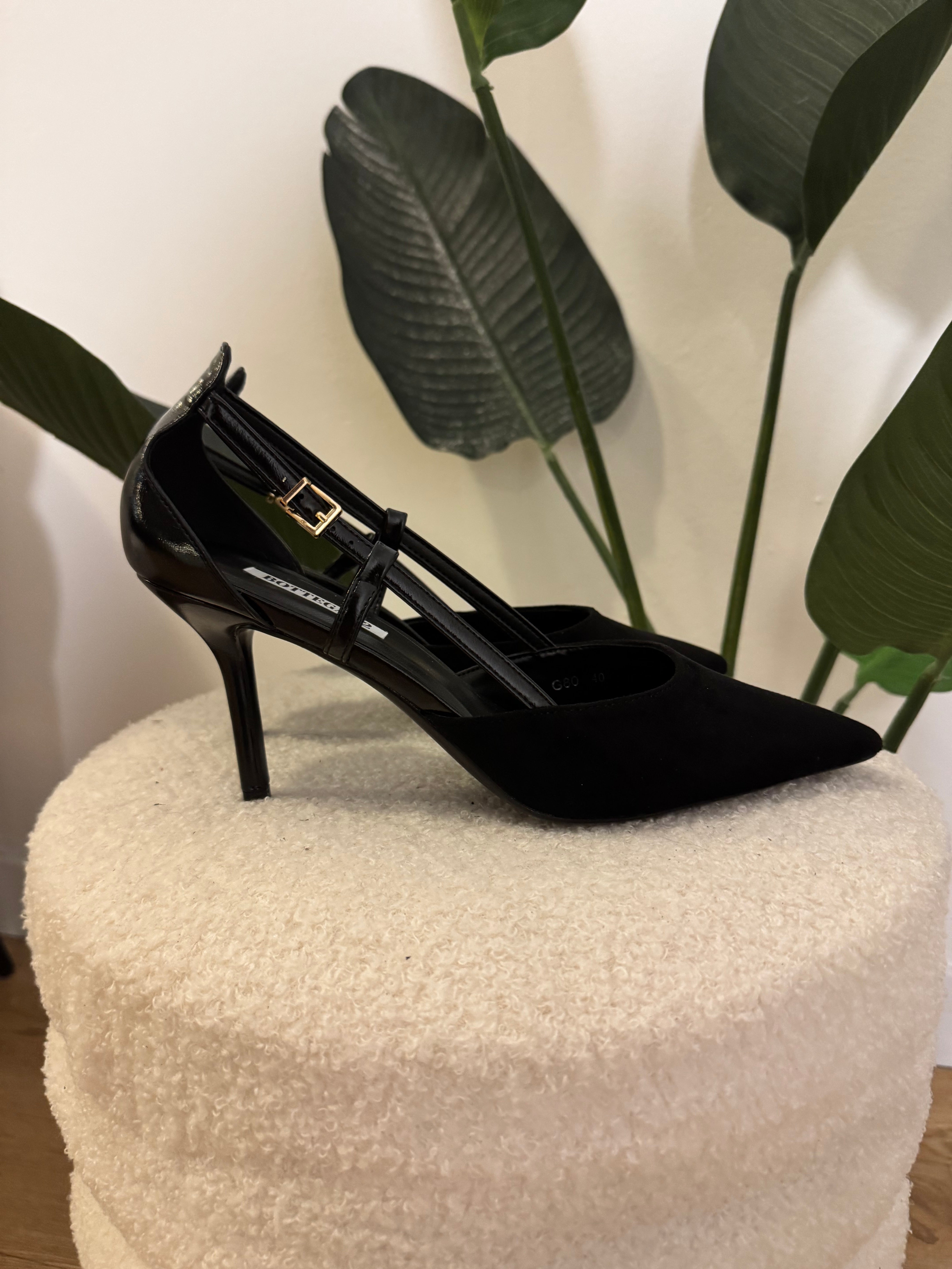 Decolletè scamosciato con cinturino