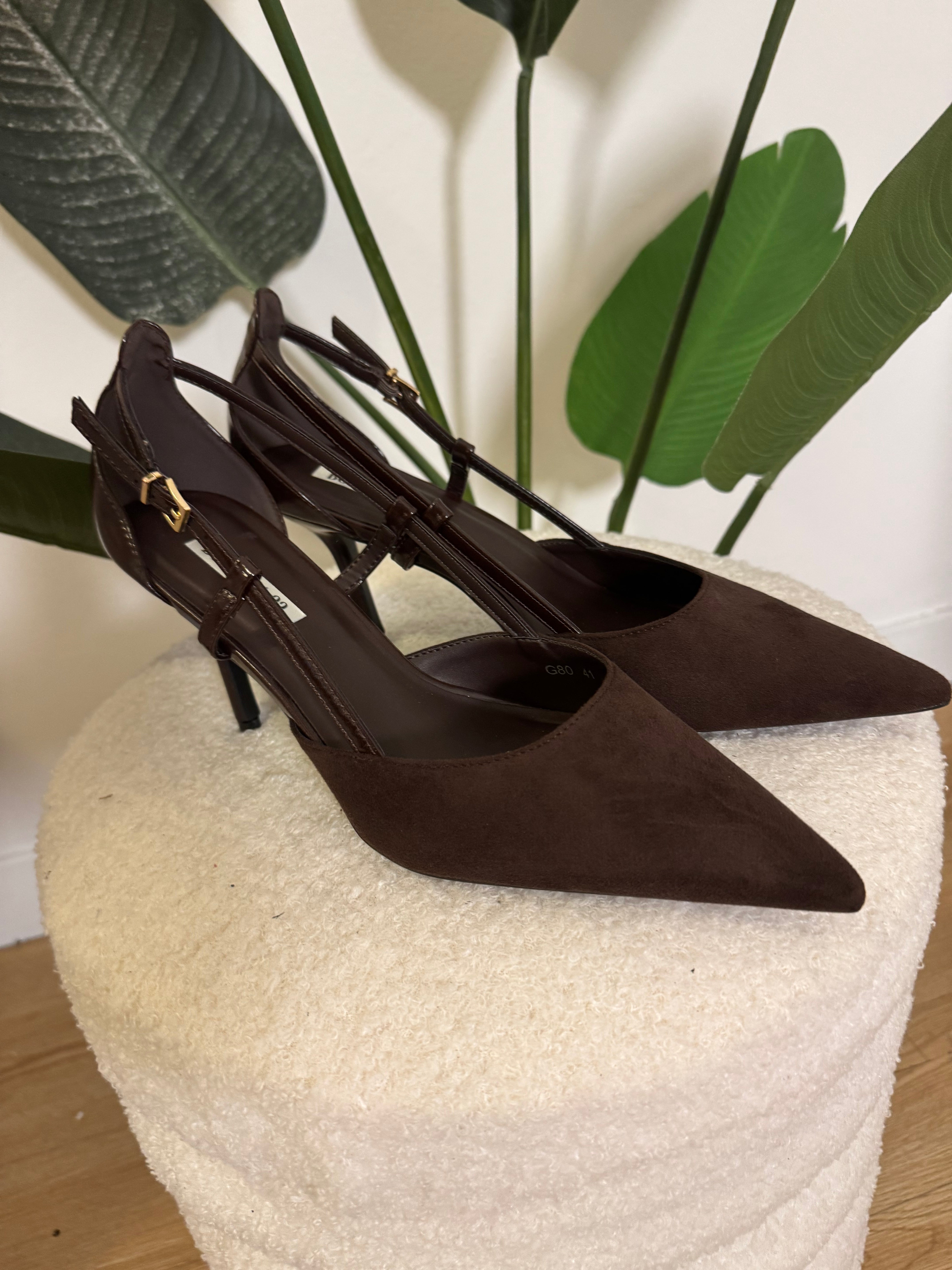 Decolletè scamosciato con cinturino