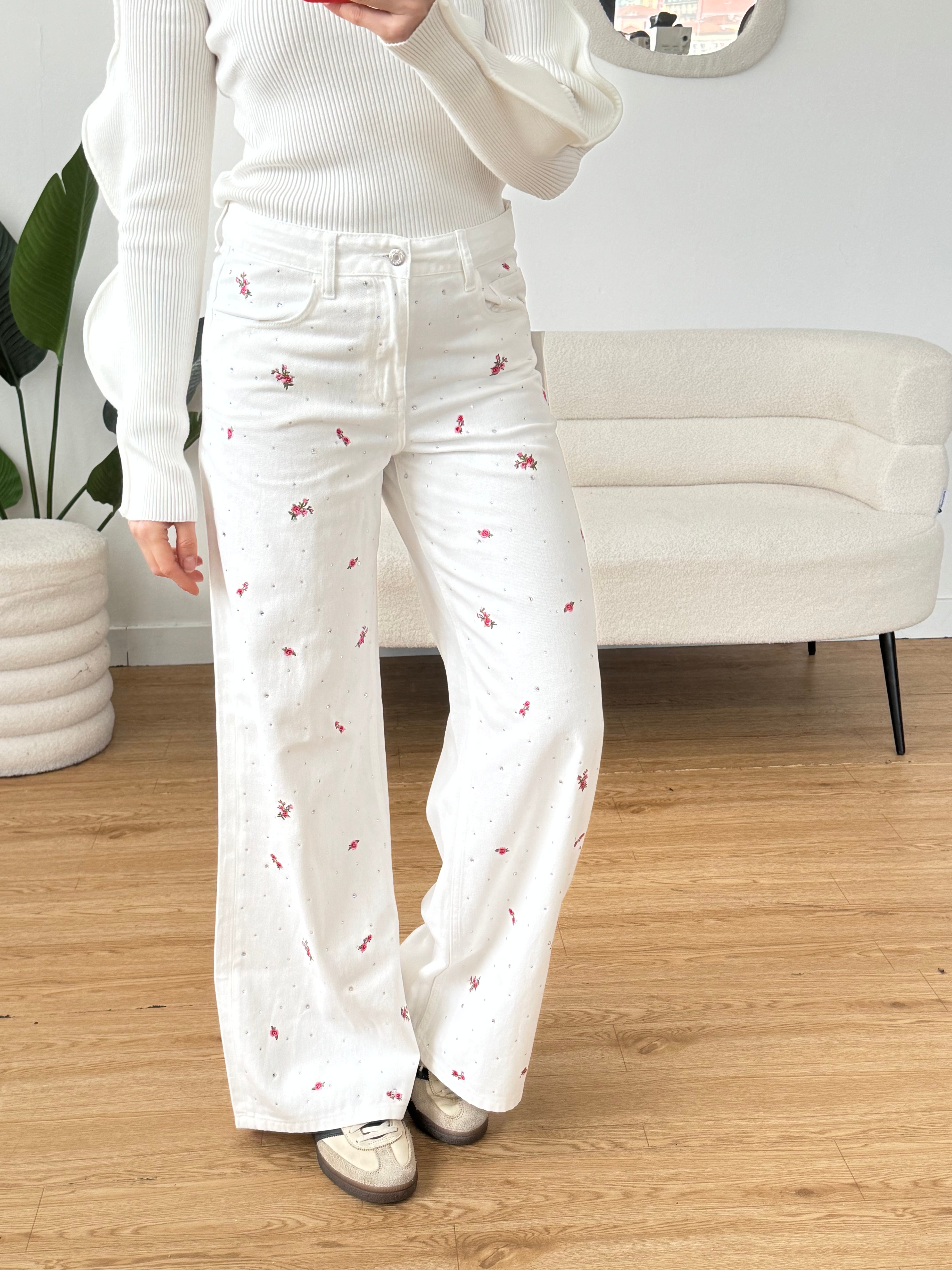 Jeans bianco wide leg con fiori e strass