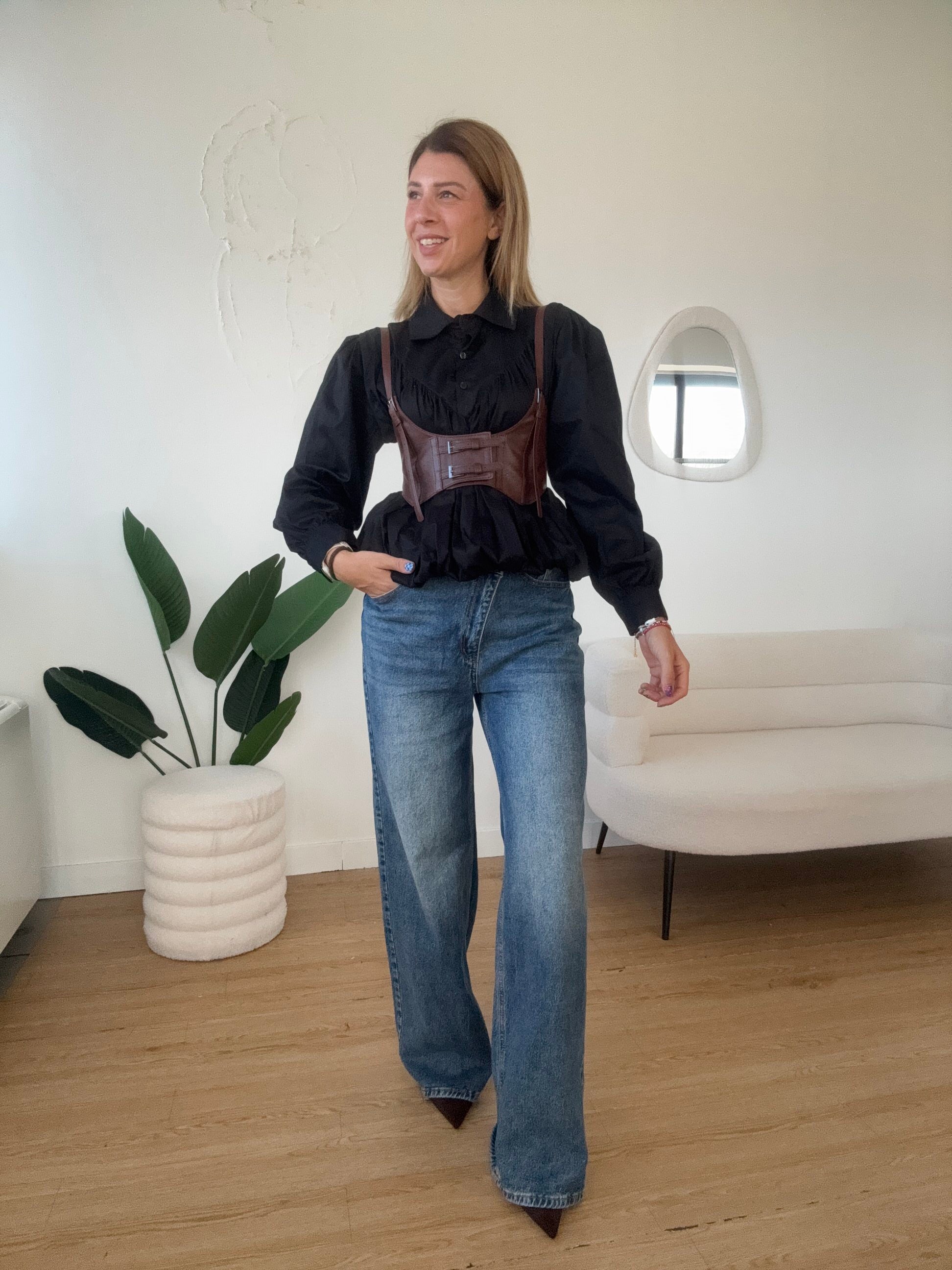 Camicia nera con cintura marrone