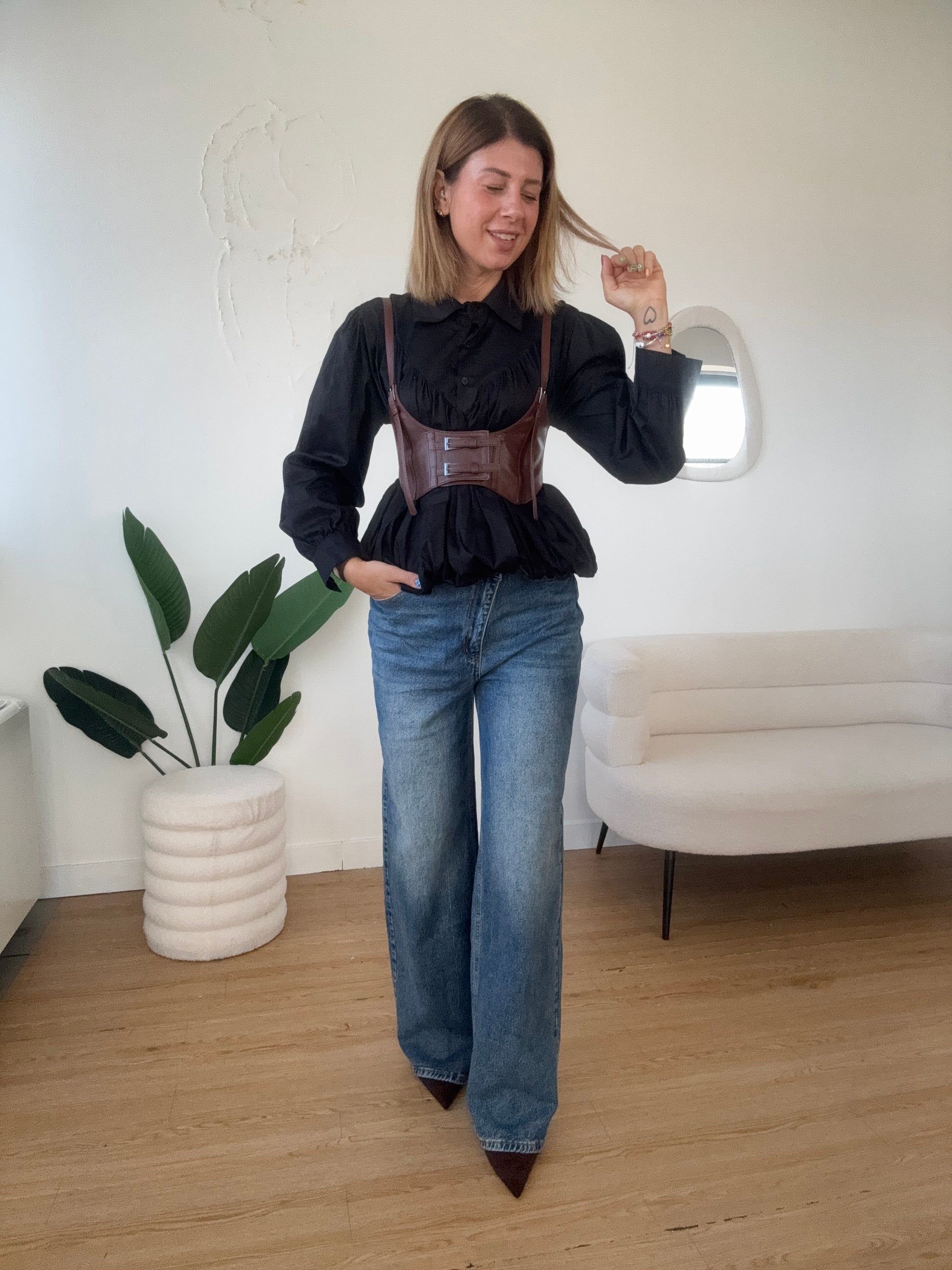 Camicia nera con cintura marrone