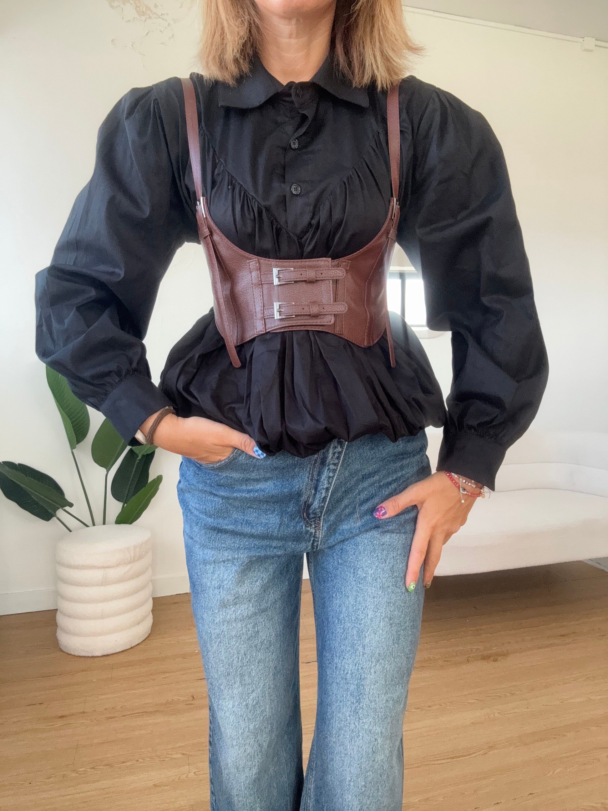 Camicia nera con cintura marrone