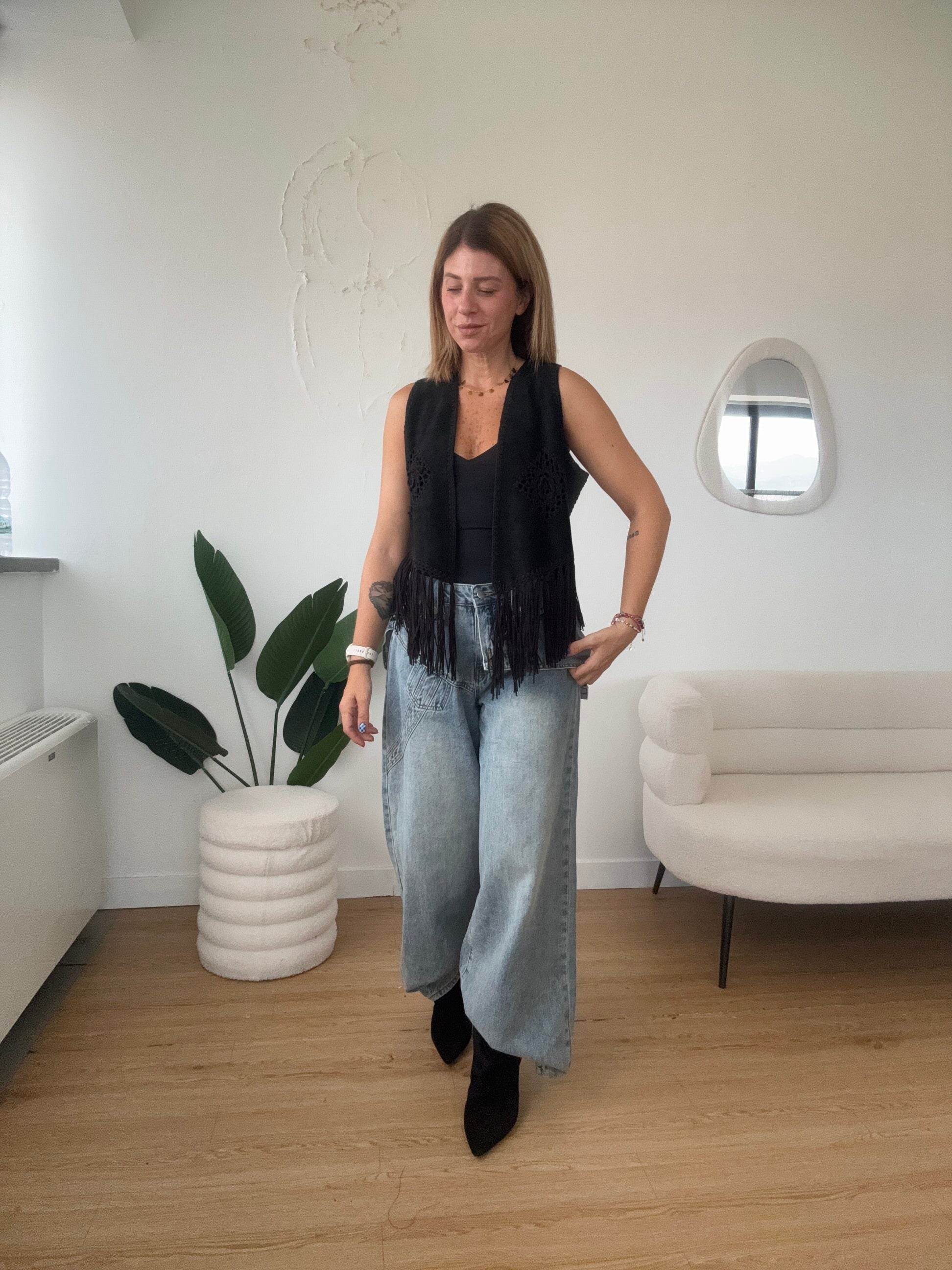Gilet nero con frange scamosciato