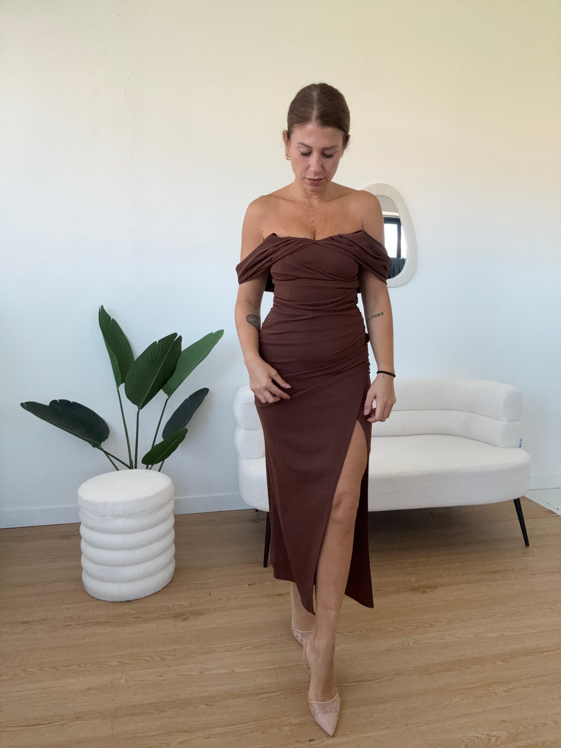 Tubino lungo con spacco e manica drappeggiata