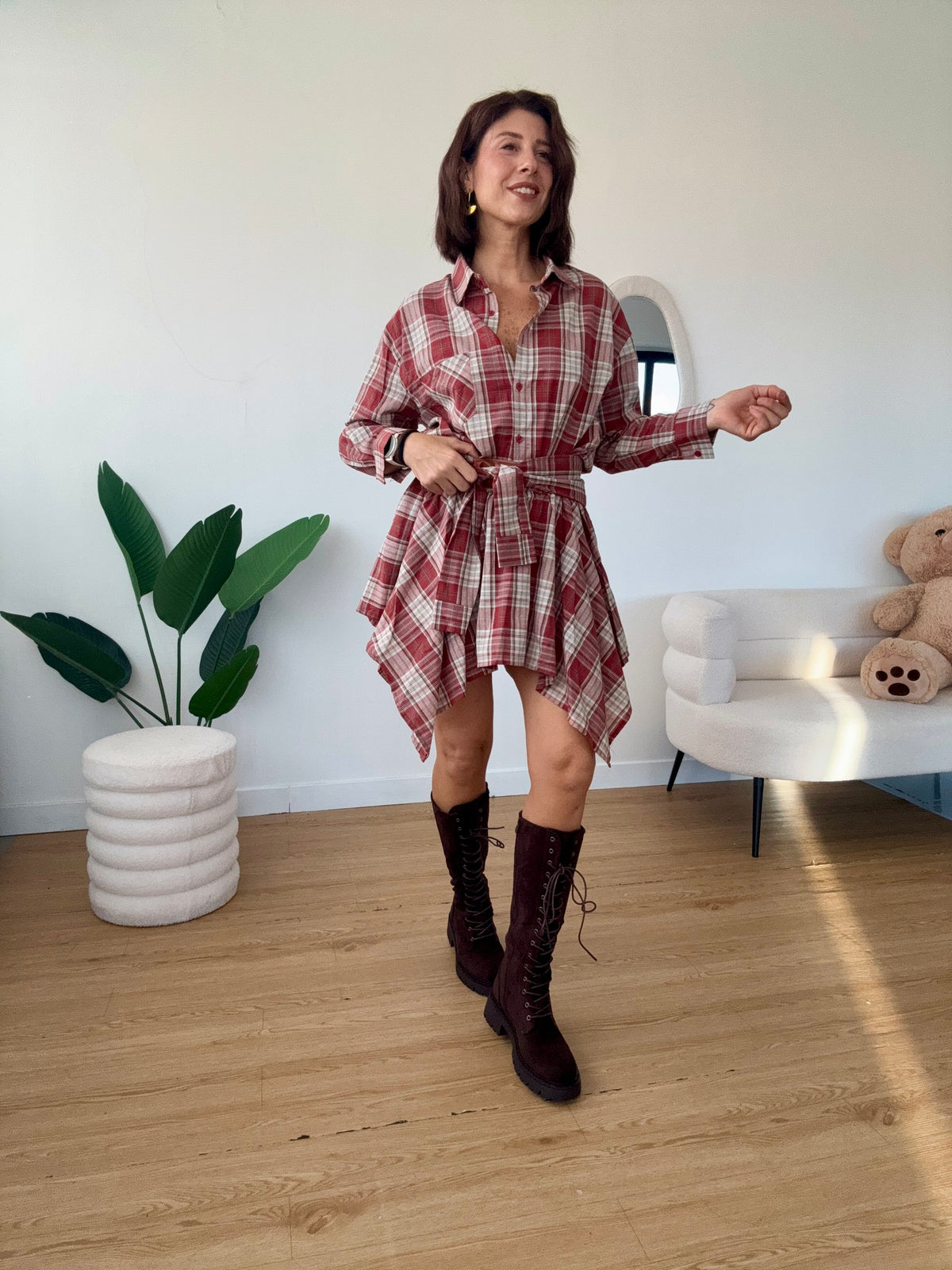 Completo con gonna a quadri con shorts e camicia oversize