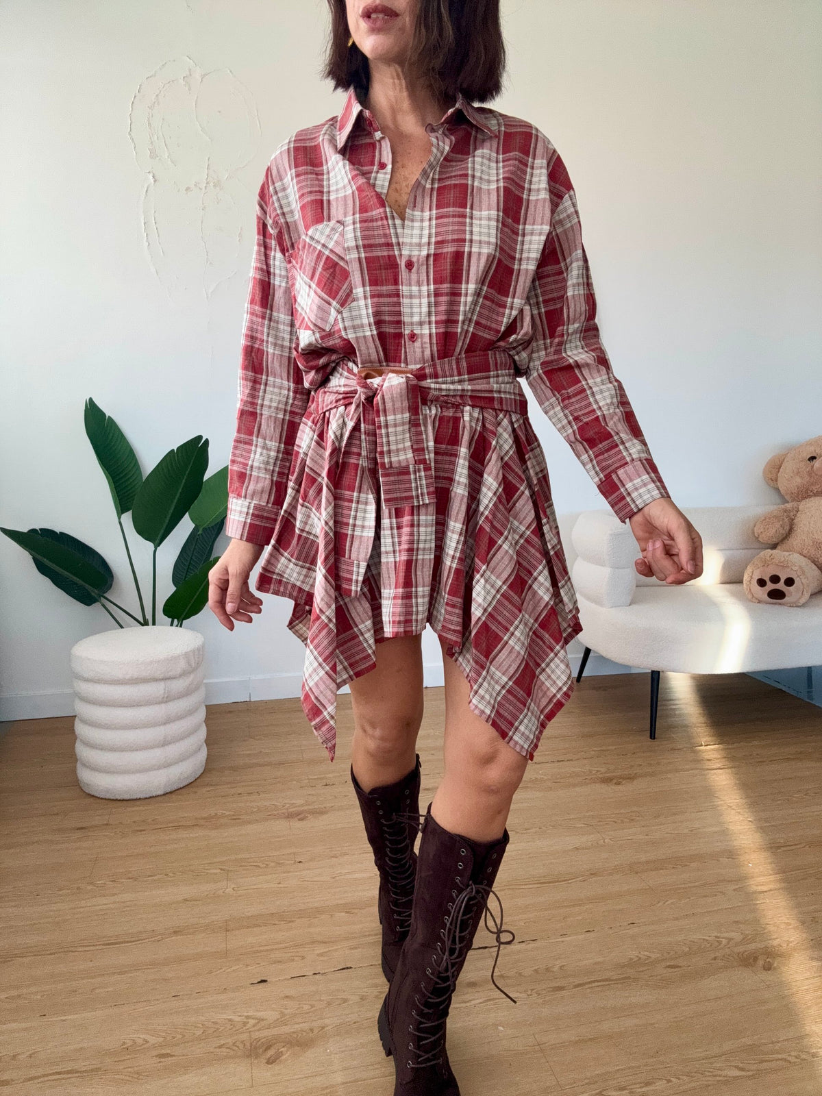 Completo con gonna a quadri con shorts e camicia oversize
