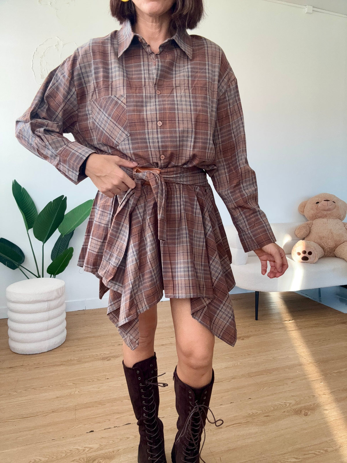 Completo con gonna a quadri con shorts e camicia oversize