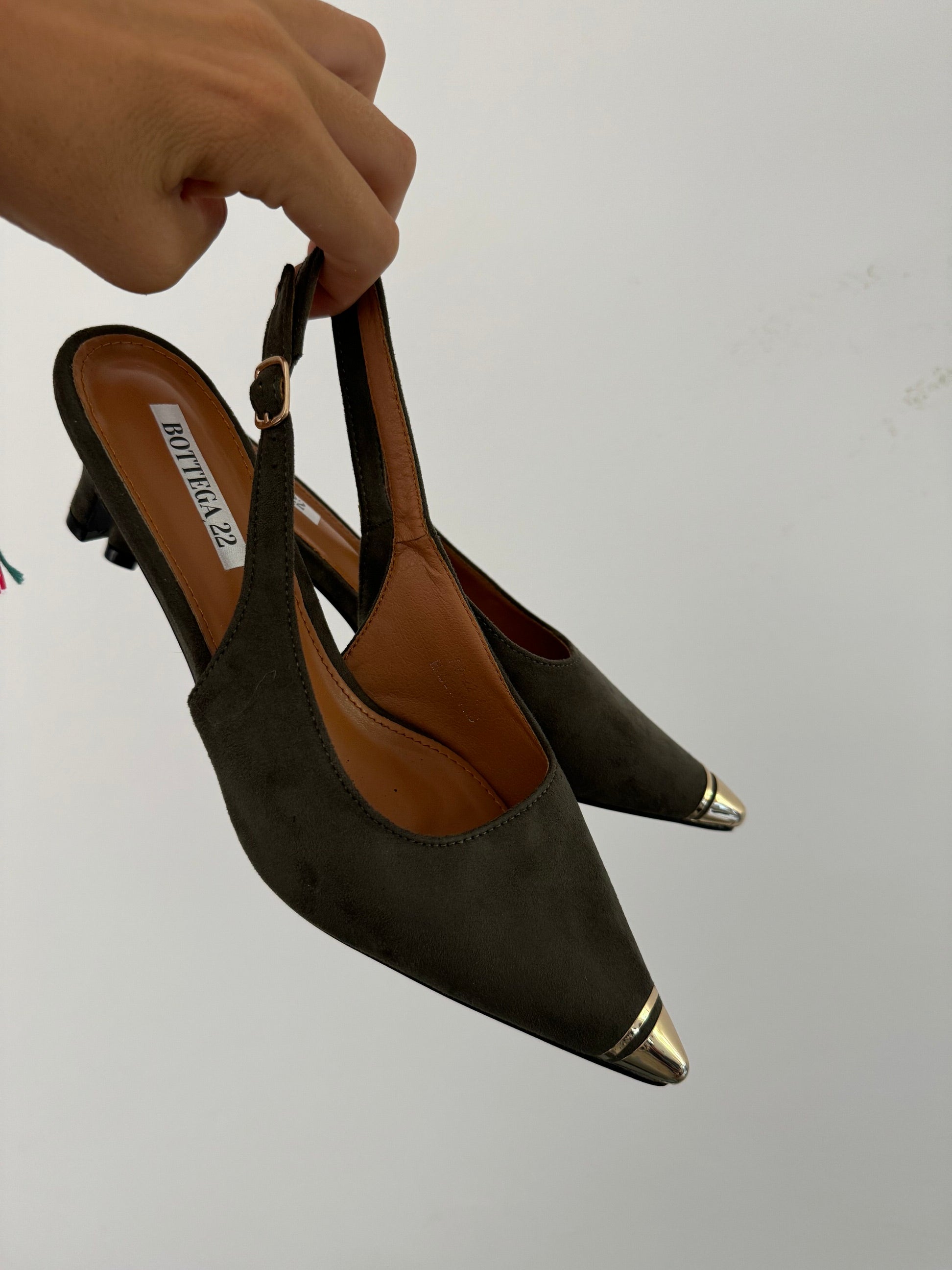 Sling back punta dorata