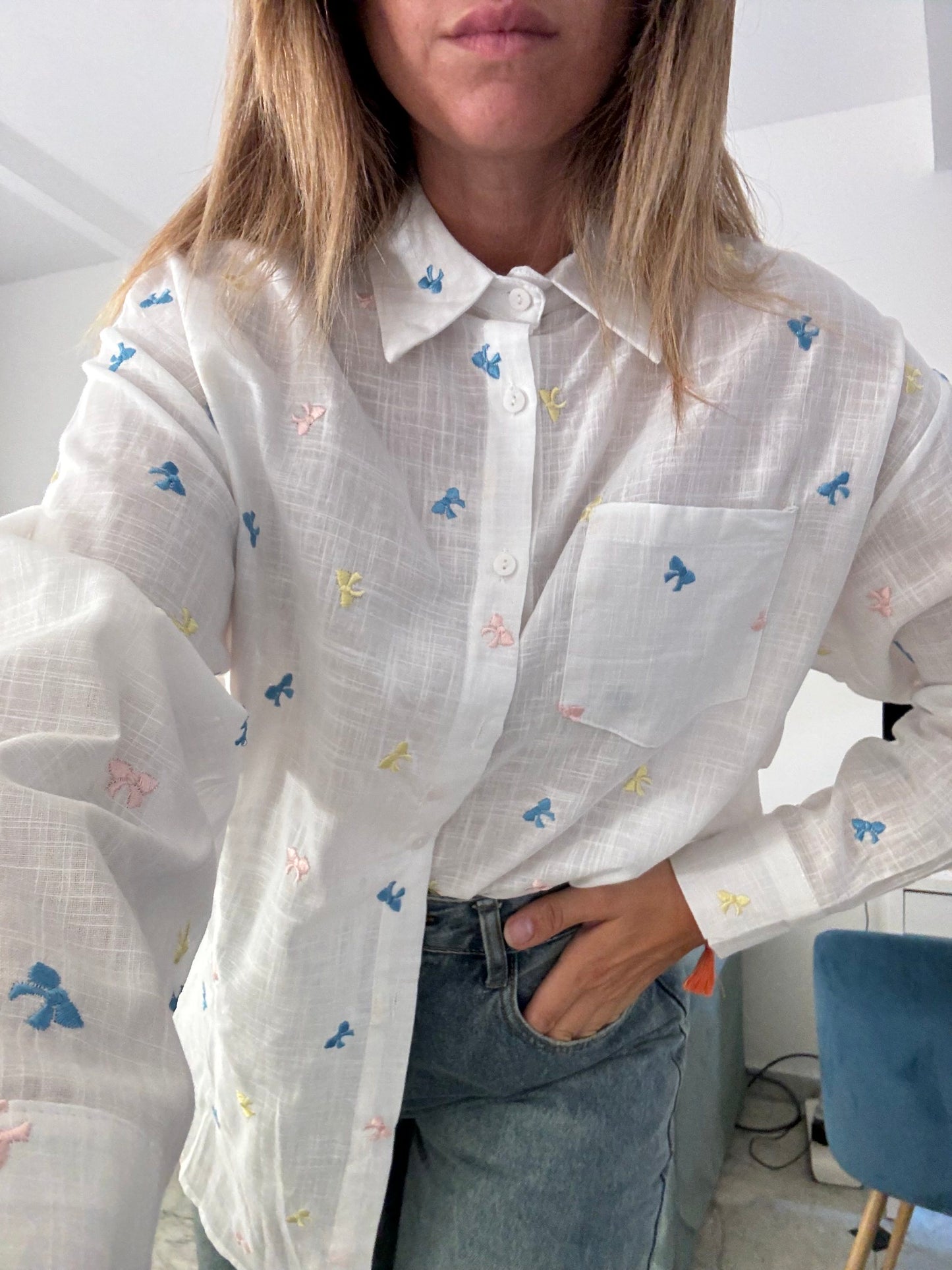 Camicia in cotone con fiocchi ricamati