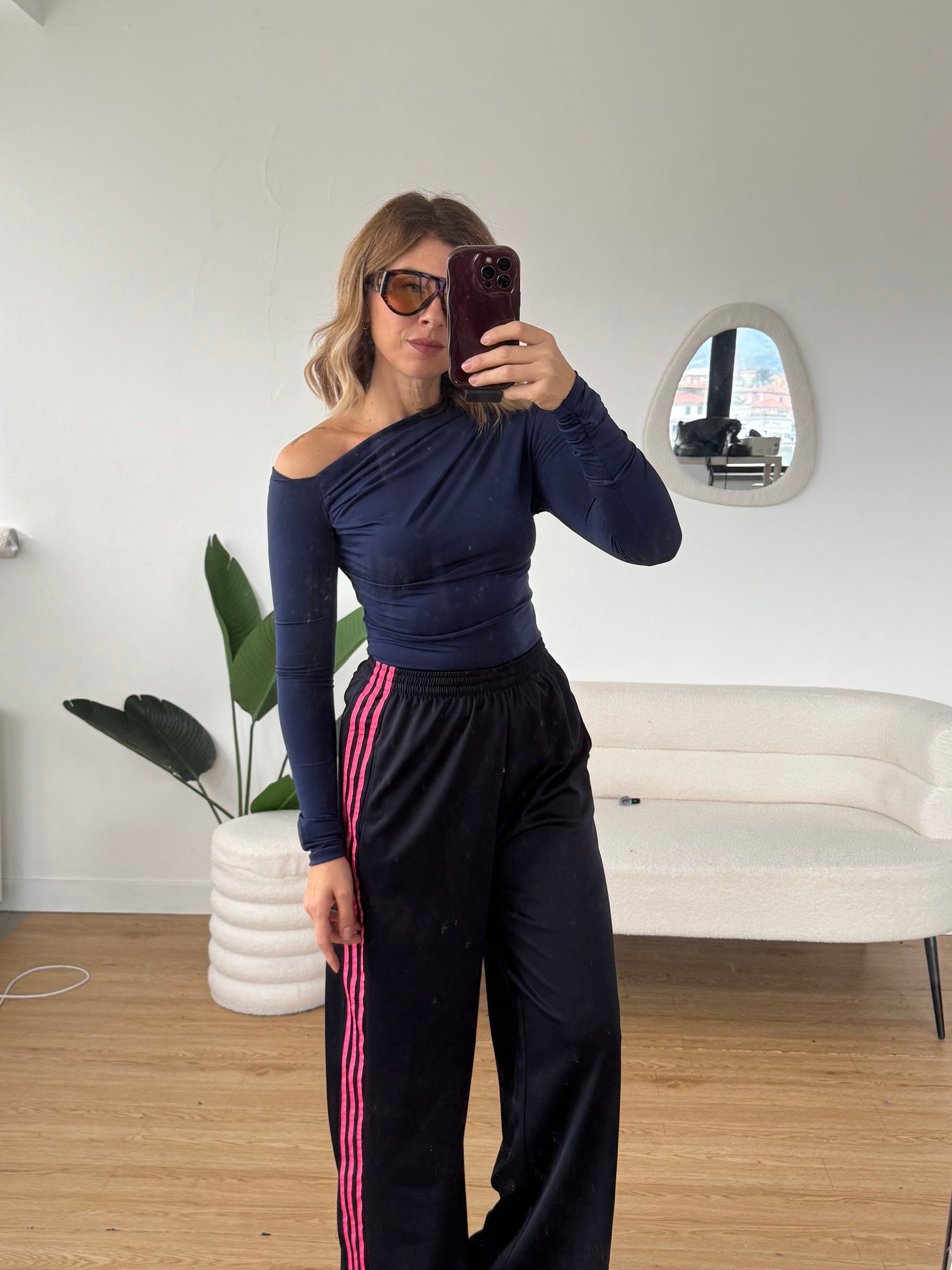 Maglia kim scollo asimmetrico con guantino