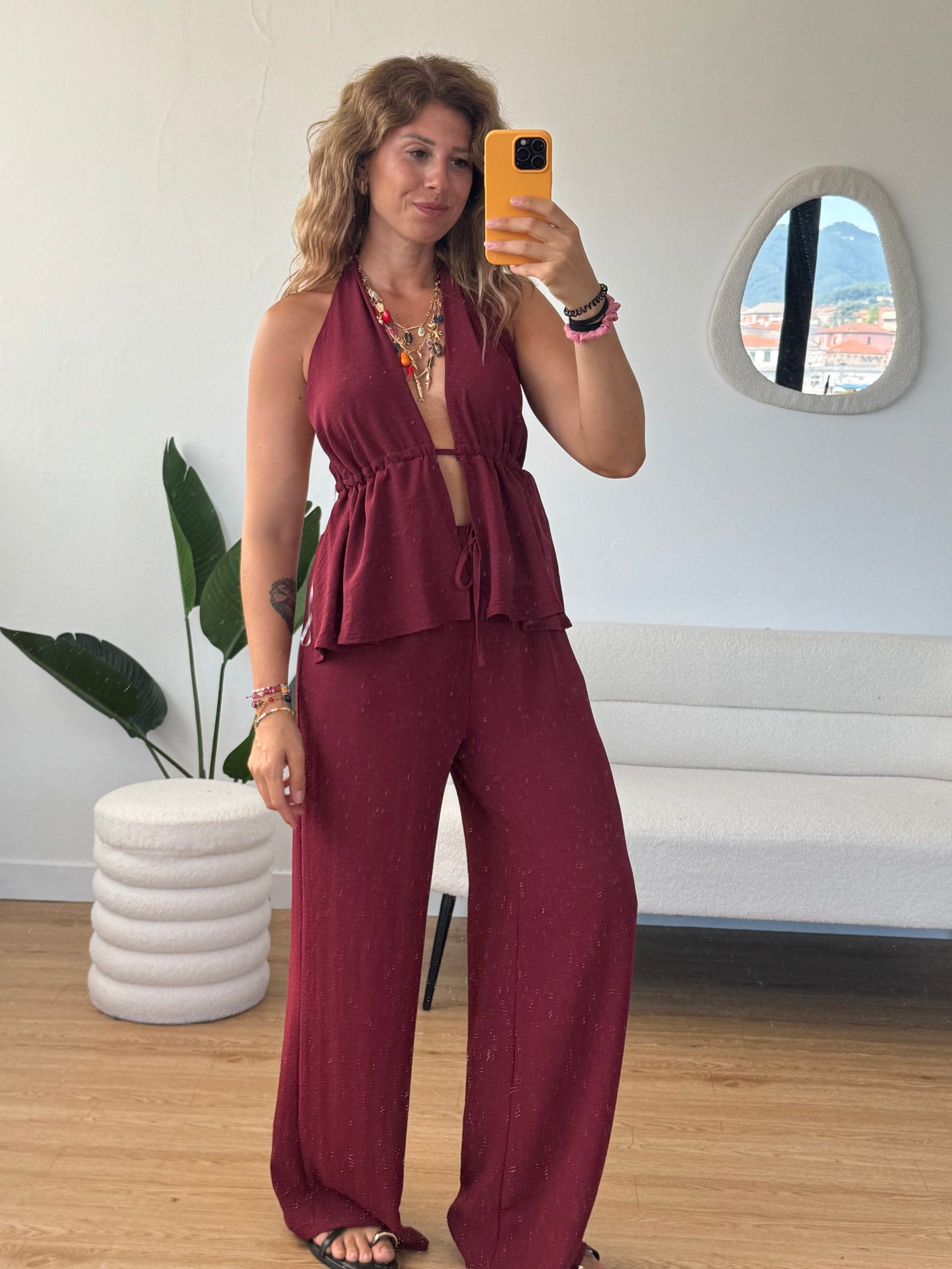 Completo top scollo halter e aperture
