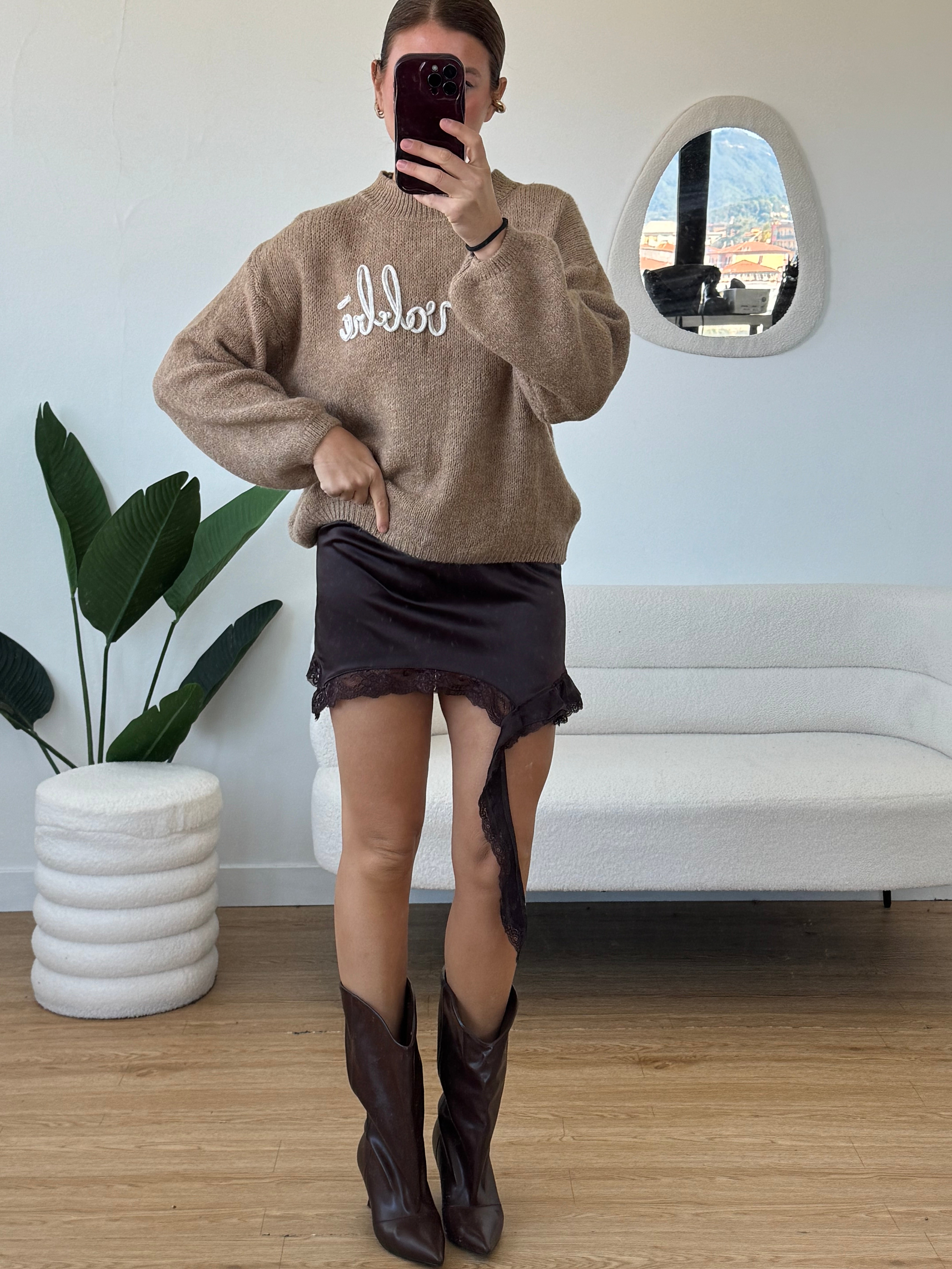 Maglione con scritta ricamata "no vabbè"
