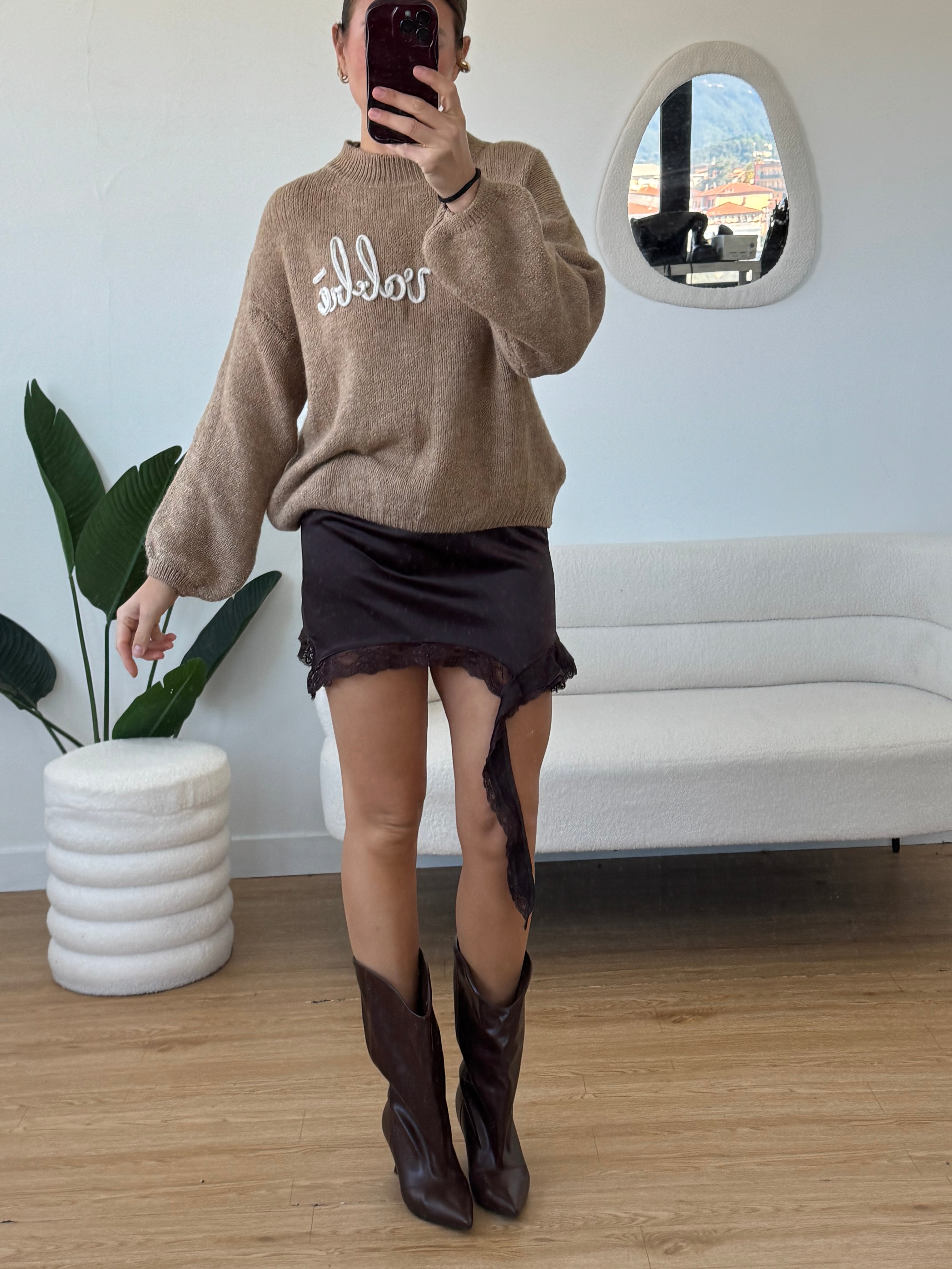 Maglione con scritta ricamata "no vabbè"