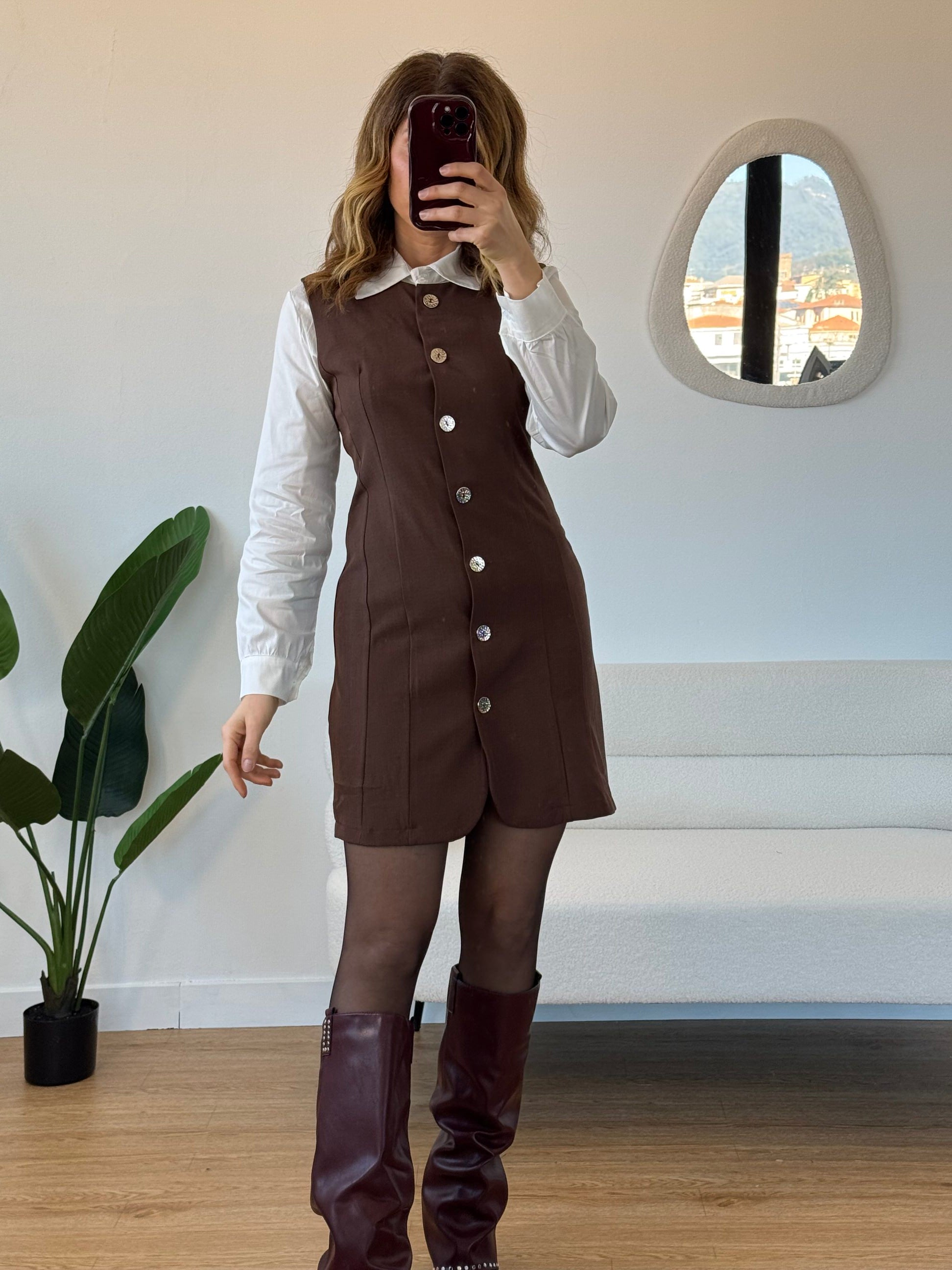 Abito camicia e gilet lungo bottoni oro