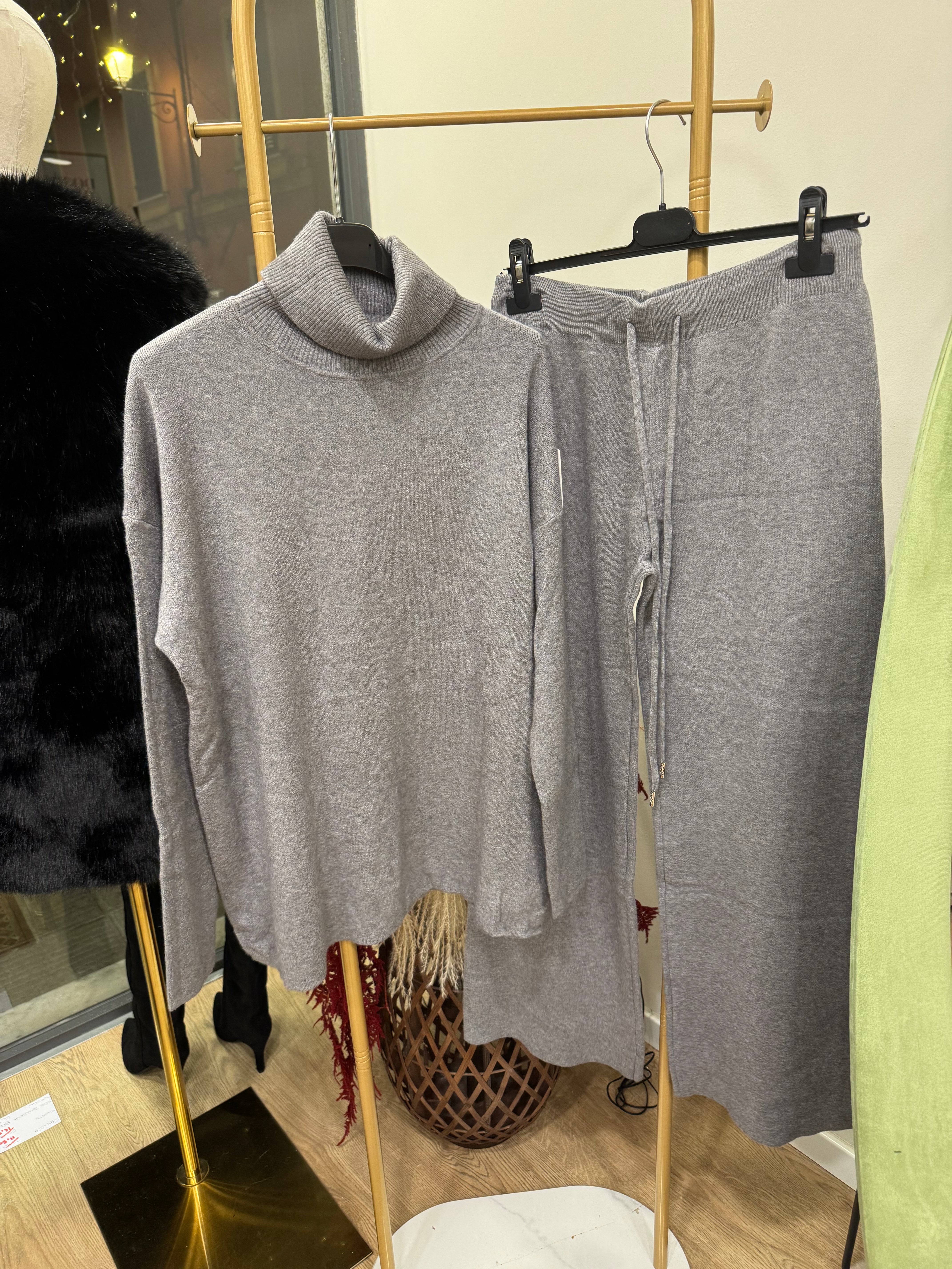 Completo in maglia collo alto