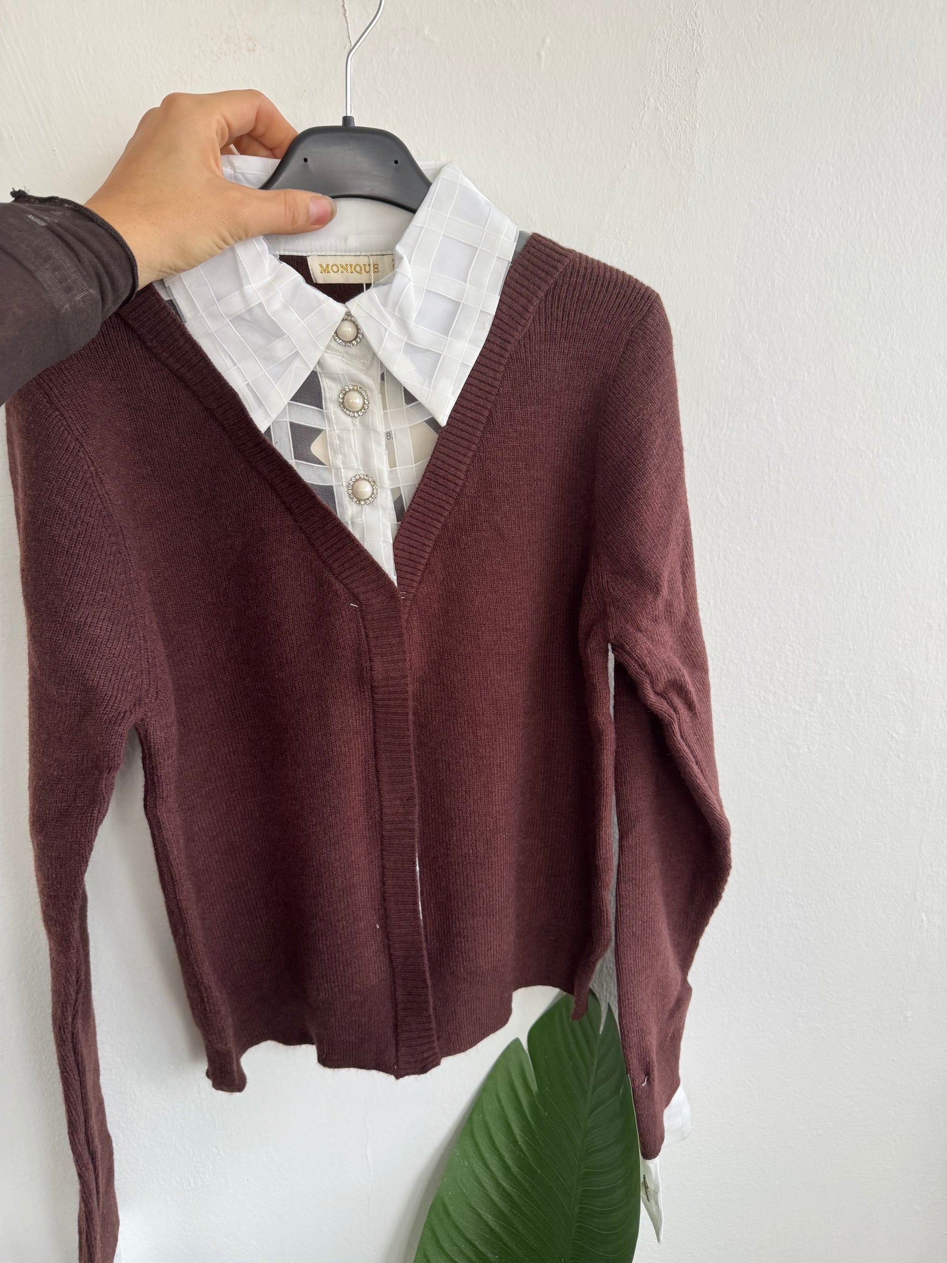 Cardigan con camicia dettaglio bottoni gioiello