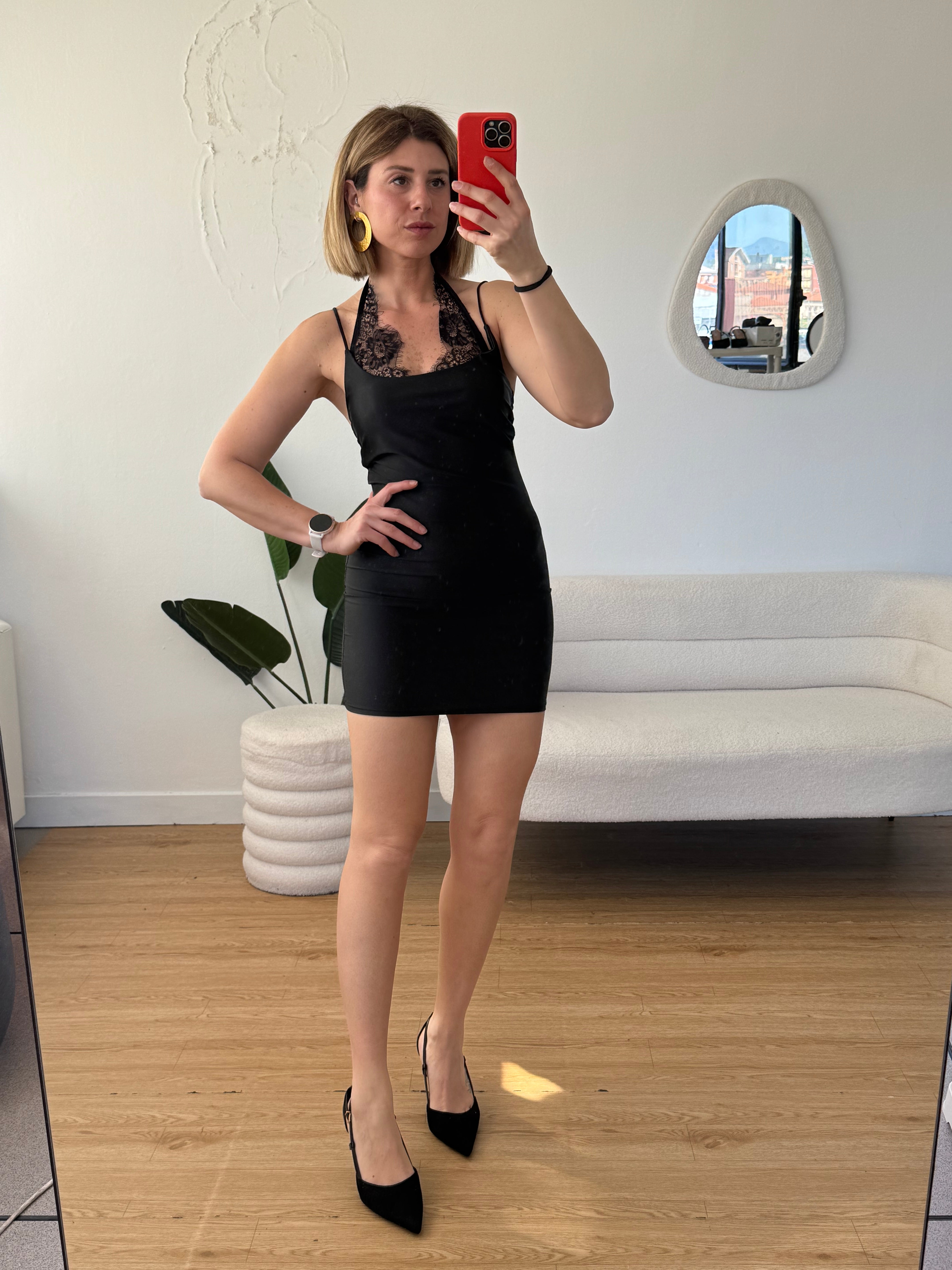 Tubino con spalline sottili e merletto