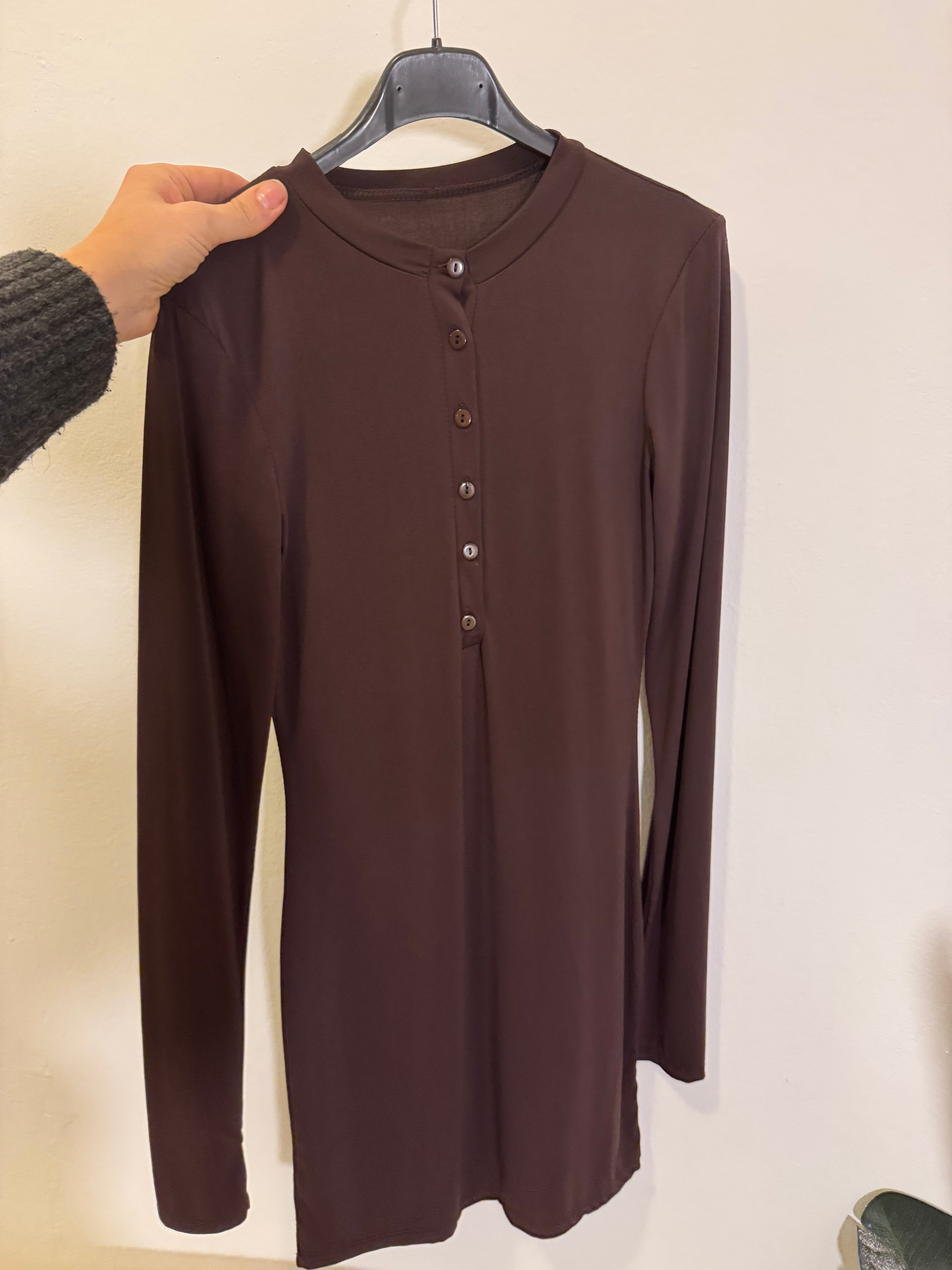 Abito tubino basico con bottoni