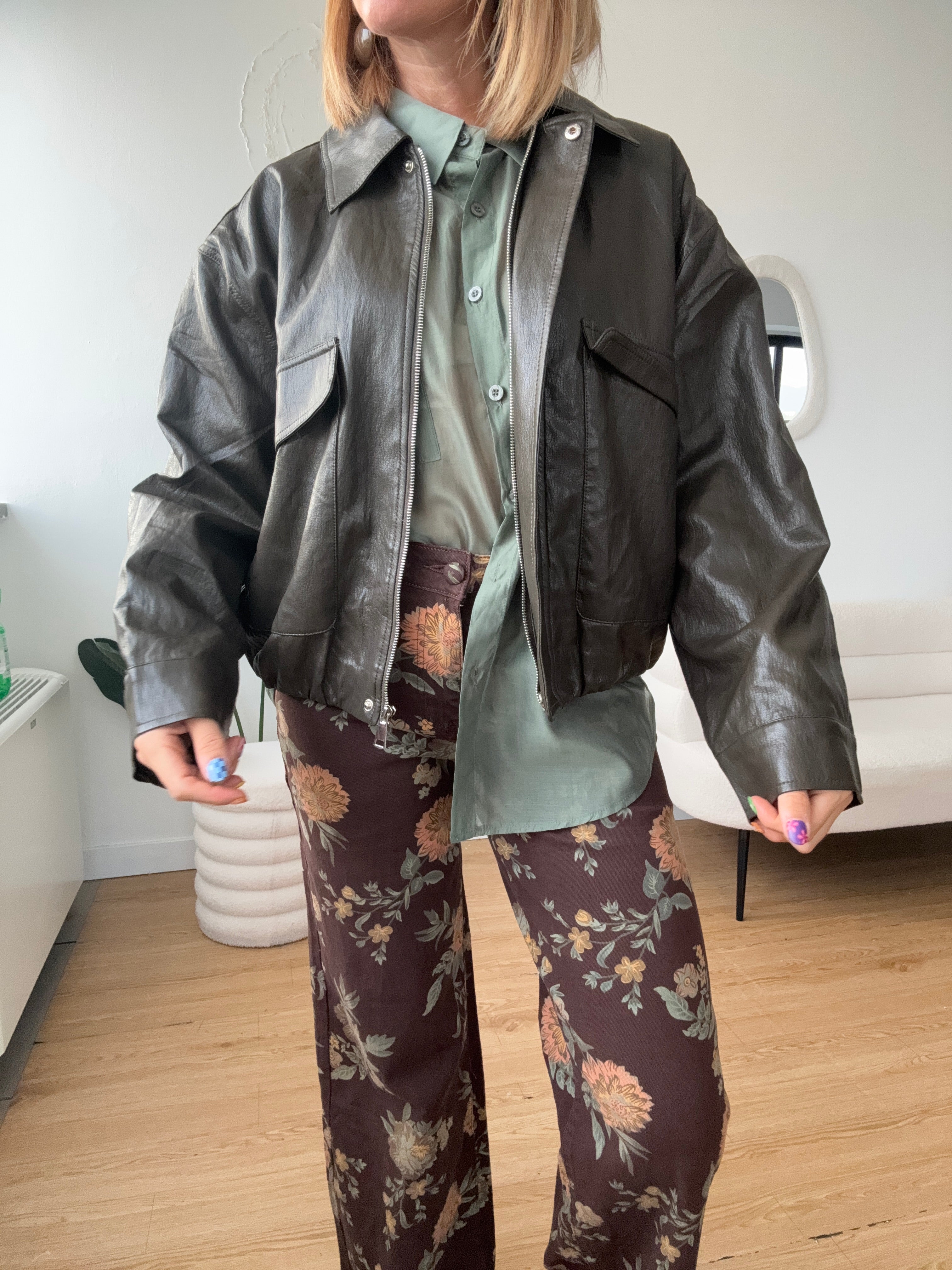 Bomber ecopelle con tasche trasversali con colletto
